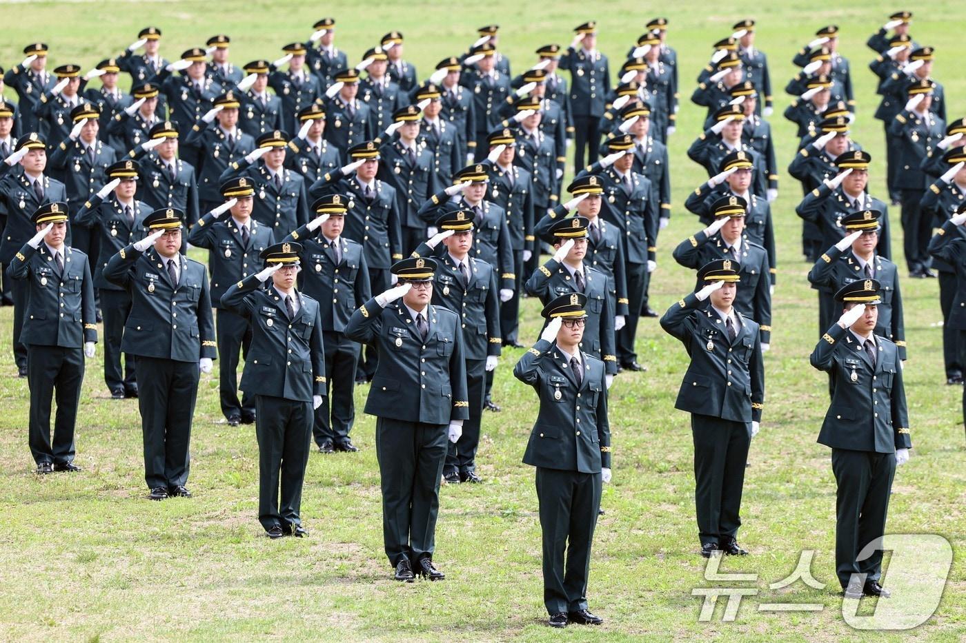 본문 이미지 - 24일 충북 육군학생군사학교 연병장에서 열린 제55기 의무사관 임관식에서 임관 장교들이 거수경계를 하고 있다. (국방부 제공. 재판매 및 DB 금지)  ⓒ 뉴스1