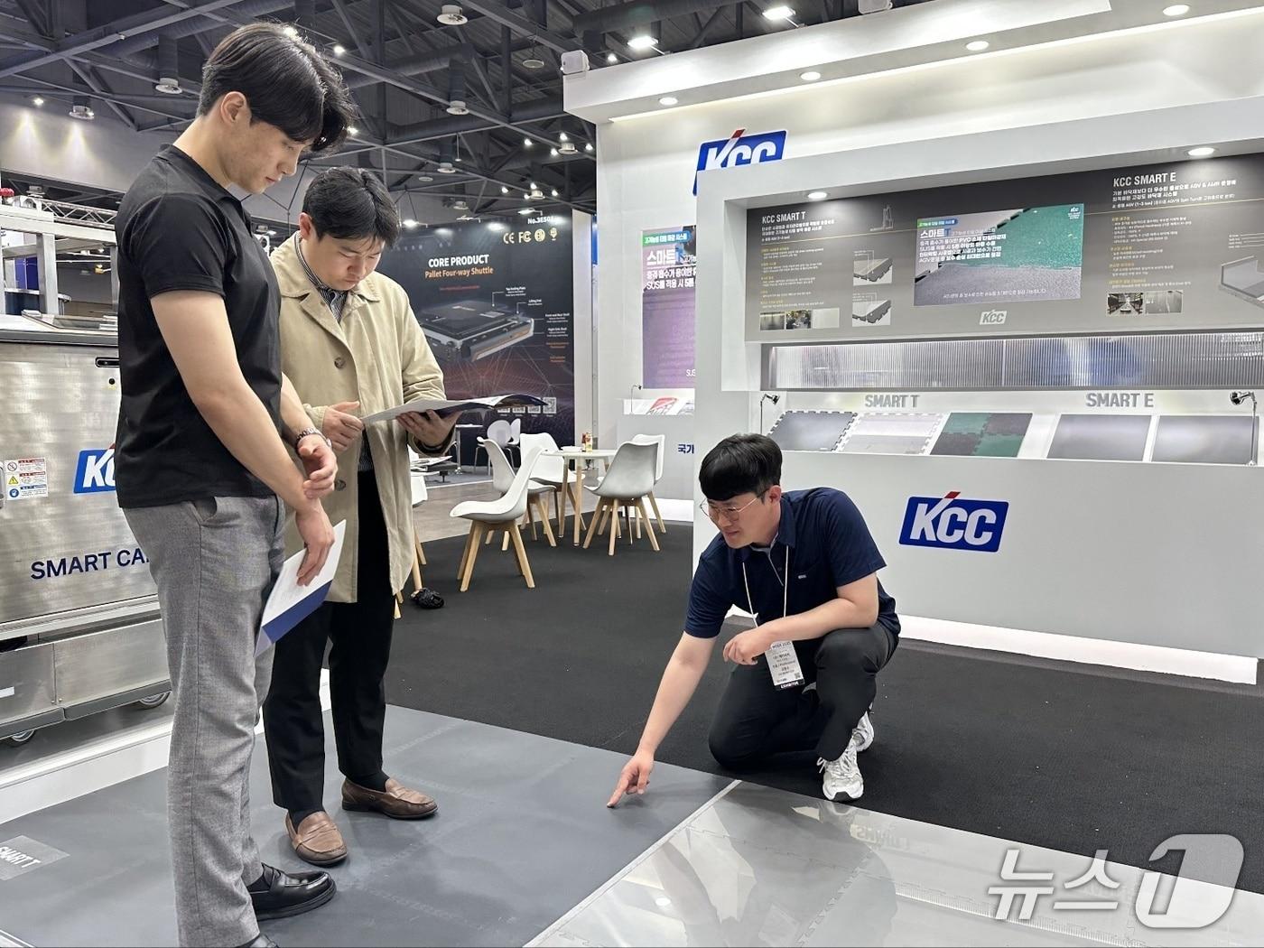 본문 이미지 - KCC가 국제물류산업대전 방문객에게 스마트 T 바닥재에 대해 설명하고 있다. (KCC 제공)