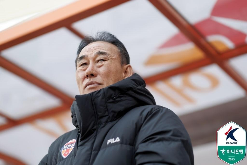 본문 이미지 - 제주 유나이티드를 이끄는 김학범 감독. 홈 경기도 원정 경기 같은 어려움이 있으나, 그는 팀이 점점 나아지고 있다며 웃었다. (한국프로축구연맹 제공)