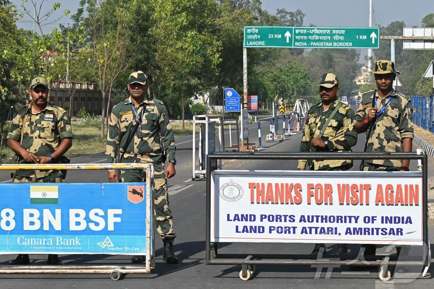 24일(현지시간) 인도 국경 보안군이 인도 암리차르에서 약 35km 떨어진 인도-파키스탄 와가 국경 초소 입구에서 경비를 서고 있다. 25.04.24 ⓒ AFP=뉴스1 ⓒ News1 김예슬 기자