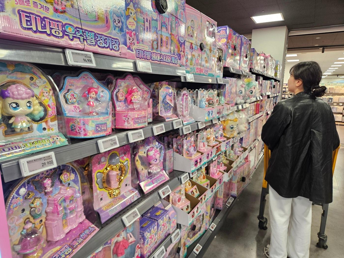 본문 이미지 - 이마트 문현점 완구매장(이마트 제공)