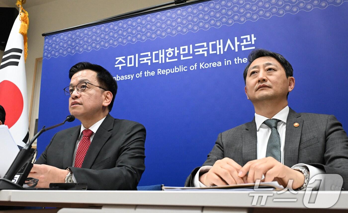 최상목 부총리 겸 기획재정부 장관이 안덕근 산업통상자원부 장관과 함께 24일(현지시간) 미국 워싱턴D.C. 주미대사관에서 한·미 2+2 통상협의(Trade Consultation) 관련 합동브리핑을 하고 있다. (기획재정부 제공. 재판매 및 DB 금지) 2025.4.25/뉴스1 ⓒ News1 김명섭 기자