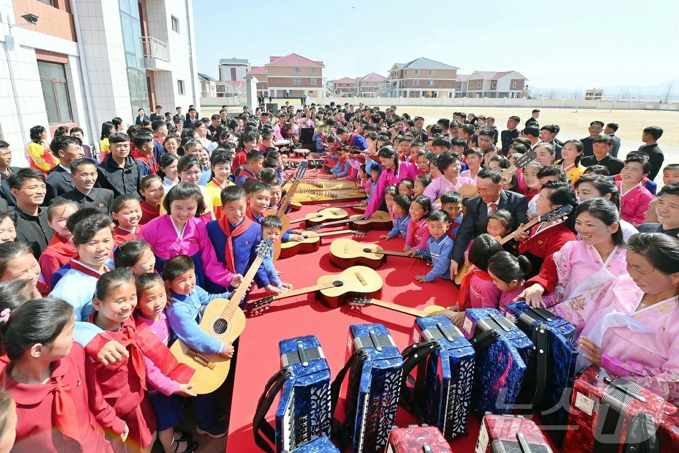 &#40;평양 노동신문=뉴스1&#41; = 북한 노동당 기관지 노동신문은 25일 김정은 당 총비서가 평안북도, 자강도, 양강도의 수해지역에 새로 지어진 학교에 피아노와 손풍금, 기타, 어은금, 가야금, 하모니카를 비롯한 악기들을 선물로 보냈다고 보도했다. [국내에서만 사용가능. 재배포 금지. DB 금지. For Use Only in the Republic of Korea. Redistribution Prohibited] rodongphoto@news1.kr