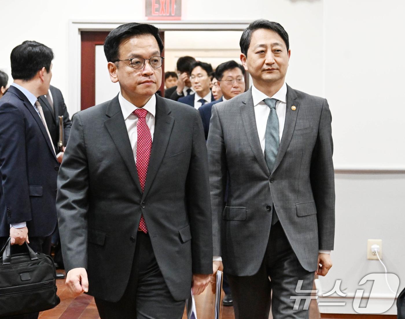 본문 이미지 - 최상목 부총리 겸 기획재정부 장관이 안덕근 산업통상자원부 장관과 함께 24일(현지시간) 미국 워싱턴D.C. 주미대사관에서 한-미 2+2 통상협의(Trade Consultation) 관련 합동브리핑을 하기 이해 이동하고 있다. (기획재정부 제공. 재판매 및 DB 금지) 2025.4.25/뉴스1 ⓒ News1 김명섭 기자