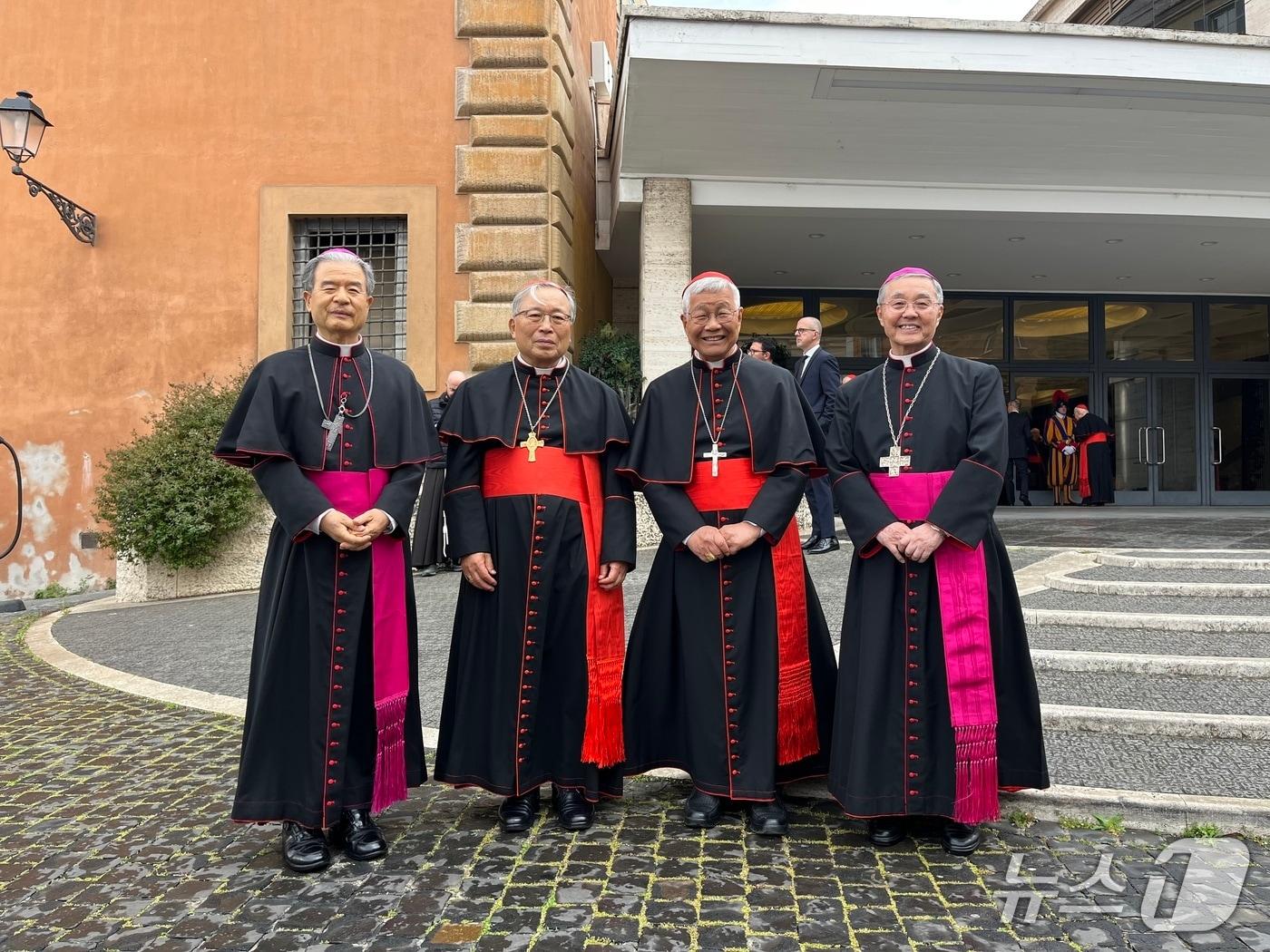 본문 이미지 - 한국 천주교회 조문단과 유흥식 추기경(제공  한국천주교주교회의)