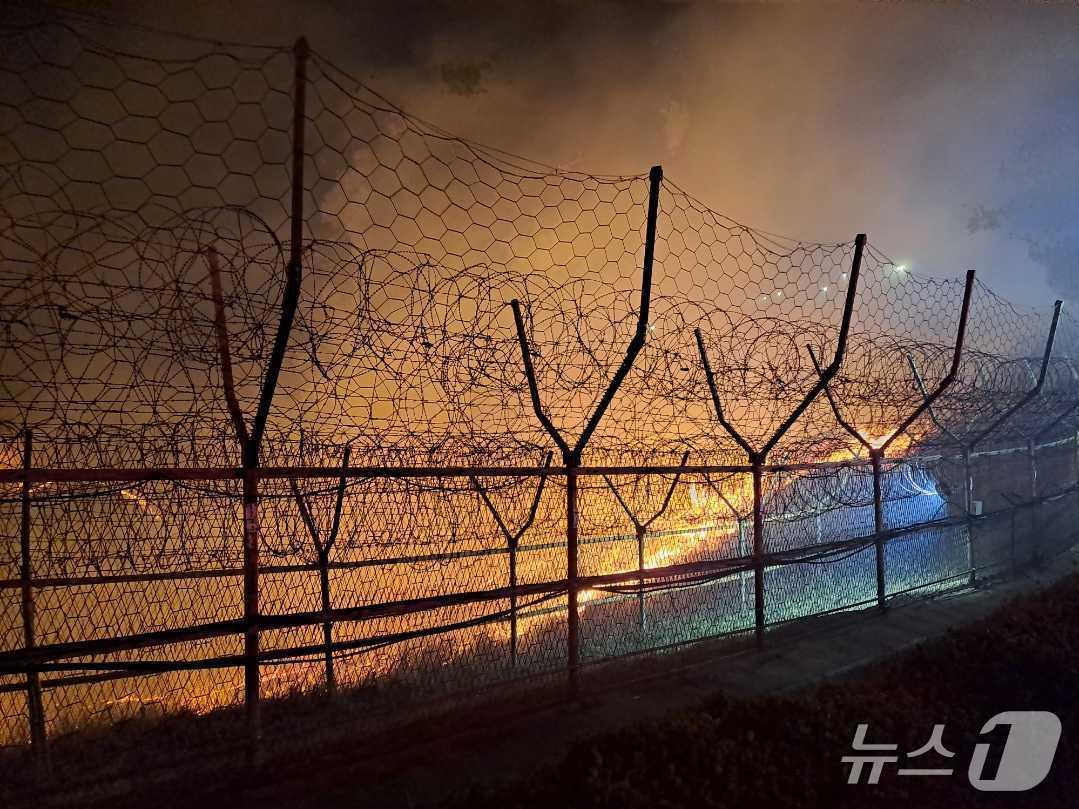 본문 이미지 - 강원 고성군 수동면 외면리 비무장지대(DMZ) 일대 산불 현장.(강원도소방본부 제공, 재판매 및 DB금지)