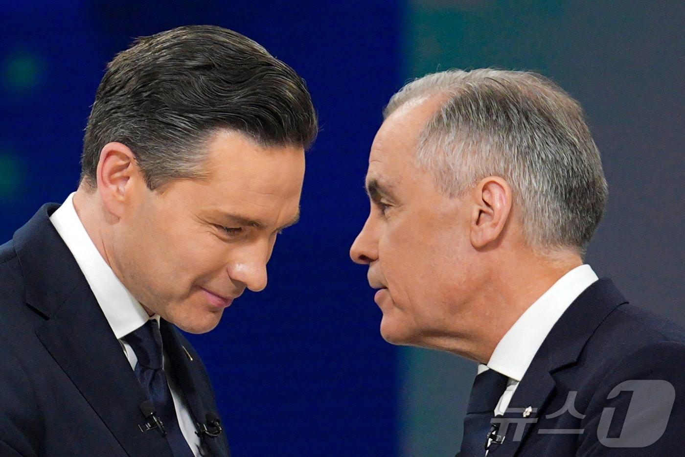 피에르 포일리에브르 보수당 대표(왼쪽)와 마크 카니 자유당 대표(총리)가 17일 몬트리올에서 열린 토론 행사에서 악수를 나누고 있다. 2025.4.17 ⓒ 로이터=뉴스1 ⓒ News1 강민경 기자