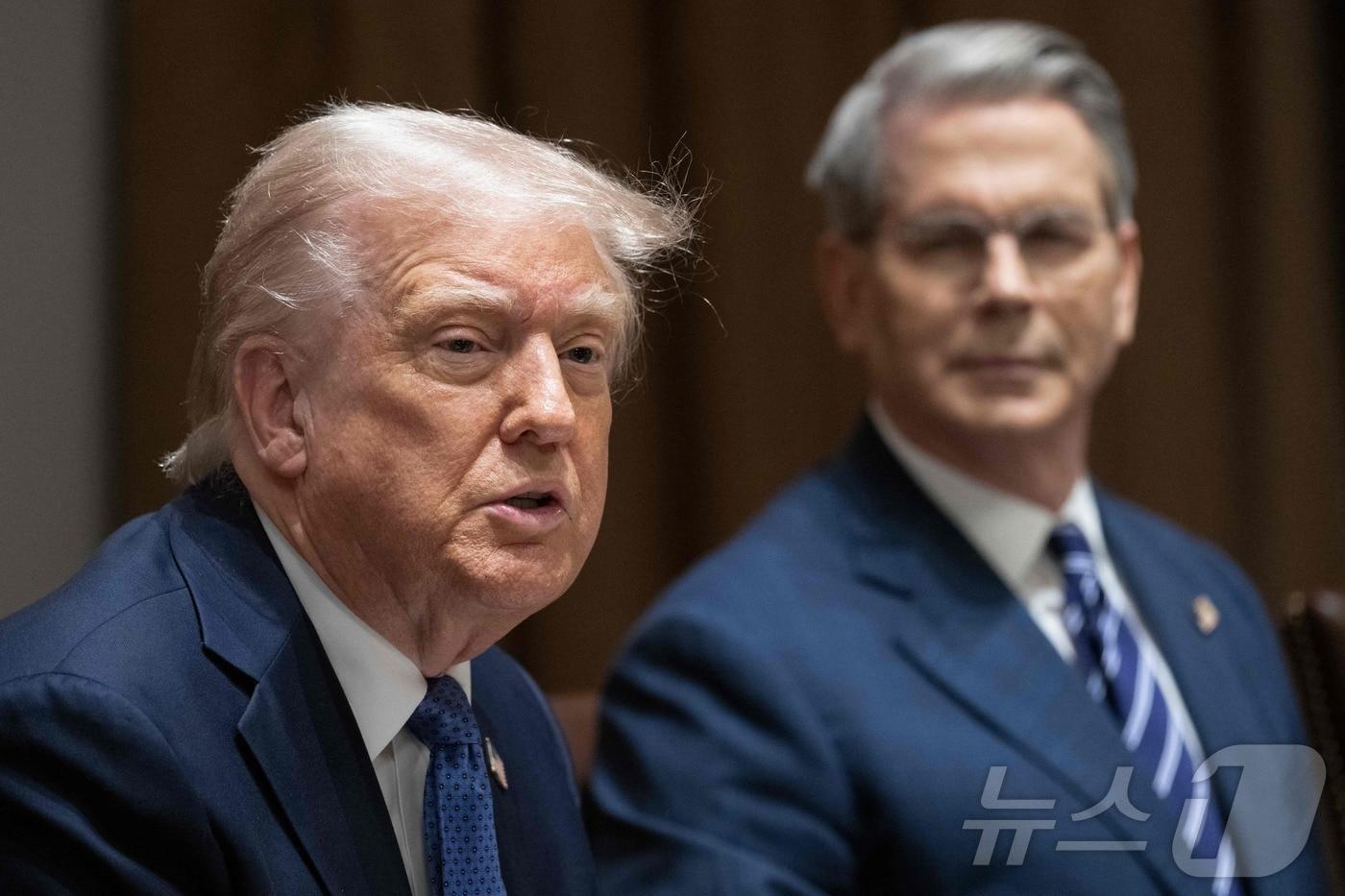 도널드 트럼프 미국 대통령과 스콧 베선트 재무 장관. 2025.04.25 ⓒ AFP=뉴스1 ⓒ News1 우동명 기자