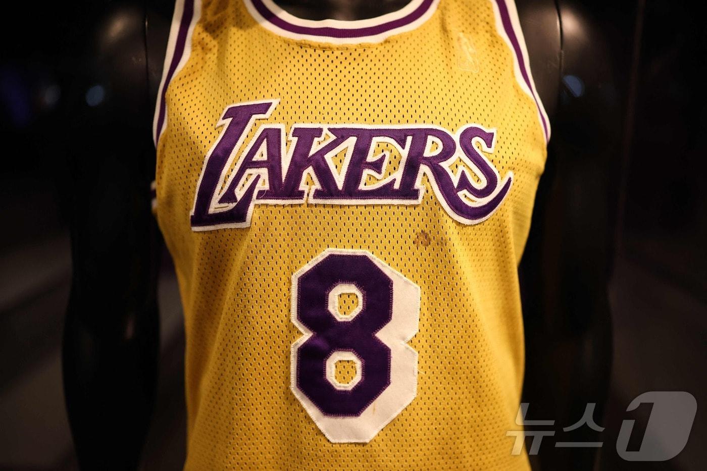 코비 브라이언트가 LA 레이커스 데뷔시즌 입었던 유니폼. ⓒ AFP=뉴스1