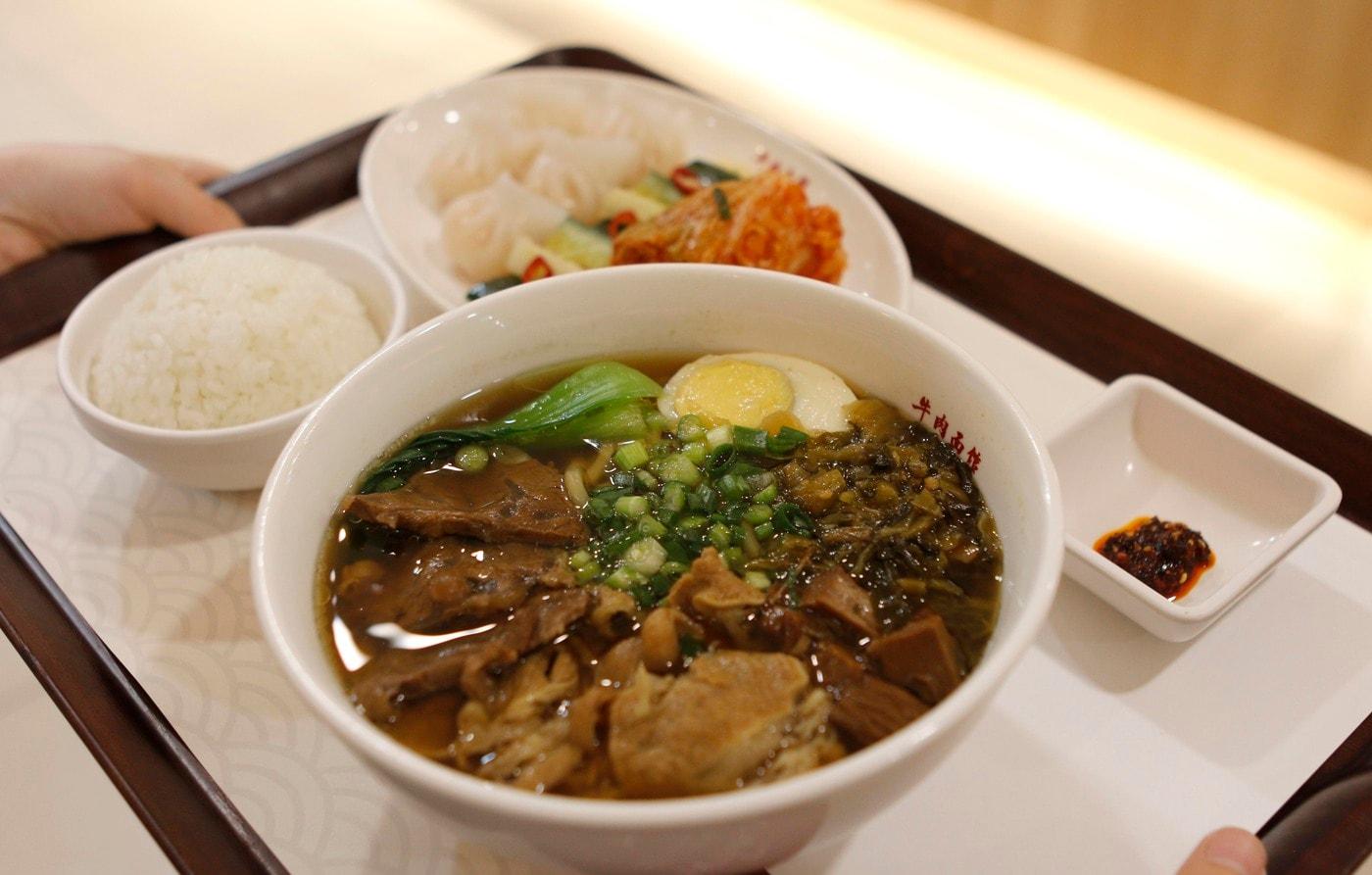 CJ프레시웨이 구내식당 진중 우육면관 특식 메뉴.(CJ프레시웨이 제공)