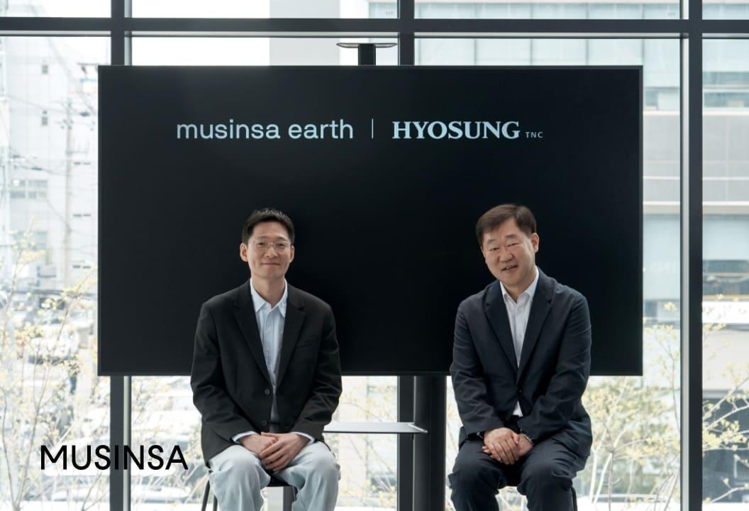 본문 이미지 - 무신사 성수 N1에서 열린 업무협약식에서 기념사진을 촬영하는 이승진 무신사 S&C 본부장(왼쪽)과 임장규 효성티앤씨 상무.(무신사제공)