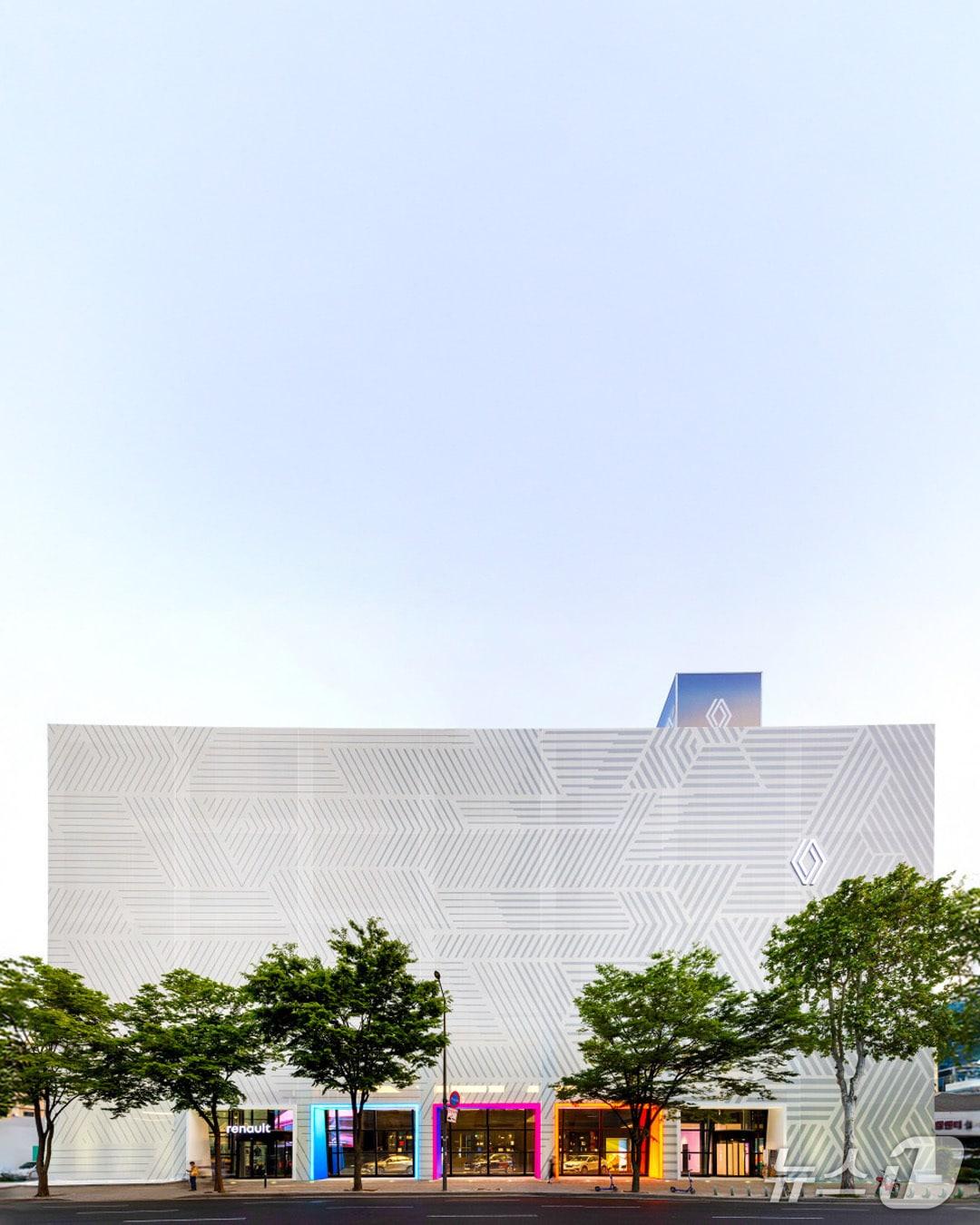 본문 이미지 -  르노코리아의 서울 성수동 플래그십 스토어 '르노 성수' 전경.(르노코리아 제공)