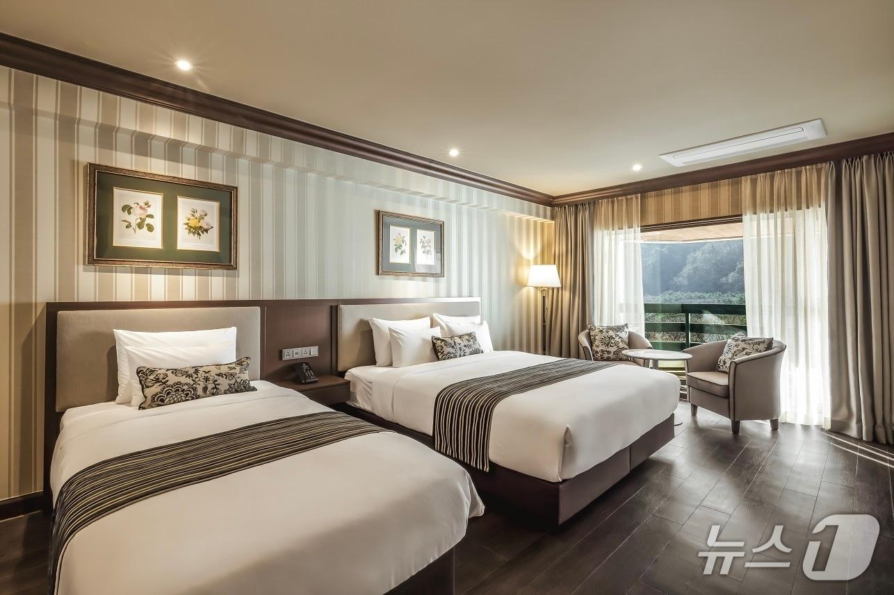 본문 이미지 - 켄싱턴호텔설악의 이그제큐티브 패밀리 트윈 객실.(이랜드파크 제공)