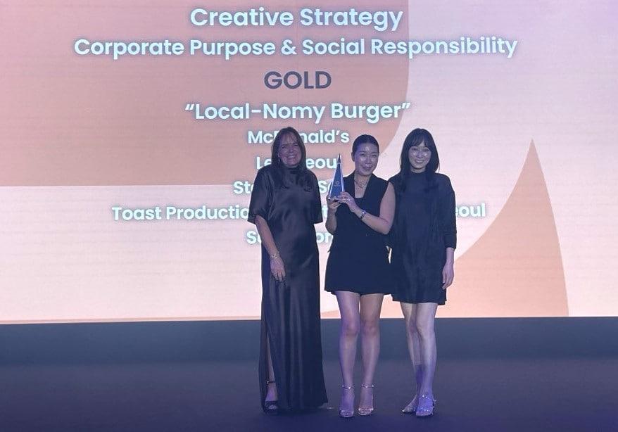 본문 이미지 -  한국맥도날드가 아시아·태평양 지역 최대 광고제 '스파이크스 아시아(Spikes Asia) 2025'에서 '크리에이티브 전략 – 기업 이념 및 사회적 책임' 부문 금상을 수상했다.(한국맥도날드 제공)<strong> </strong>