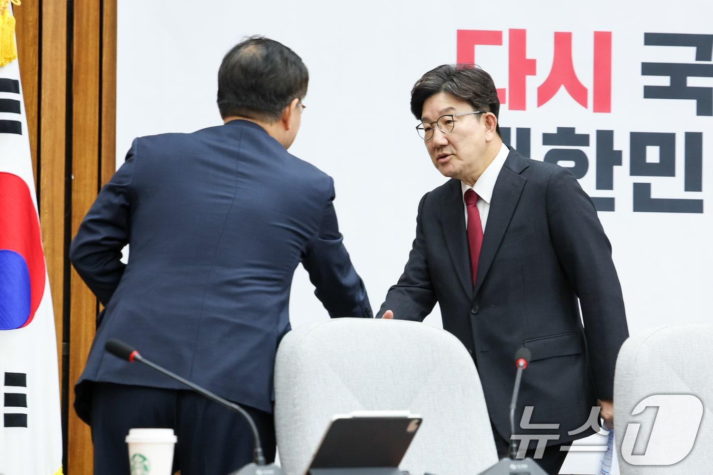 권성동 국민의힘 원내대표가 25일 오전 서울 여의도 국회에서 열린 원내대책회의에 입장하며 과방위 간사인 최형두 의원과 악수하고 있다. 2025.4.25/뉴스1 ⓒ News1 안은나 기자
