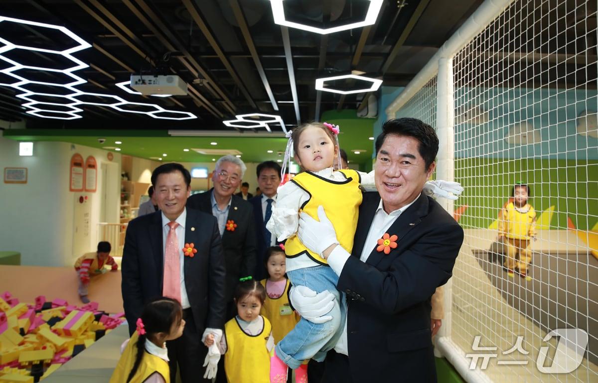 본문 이미지 - 아이들과 함께 키즈카페 시설을 돌아보고 있는 박준희 관악구청장.(관악구청 제공)