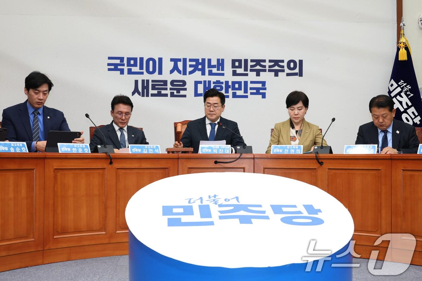 박찬대 더불어민주당 대표 직무대행 겸 원내대표가 25일 오전 서울 여의도 국회에서 열린 최고위원회의를 주재하고 있다. 2025.4.25/뉴스1 ⓒ News1 이광호 기자