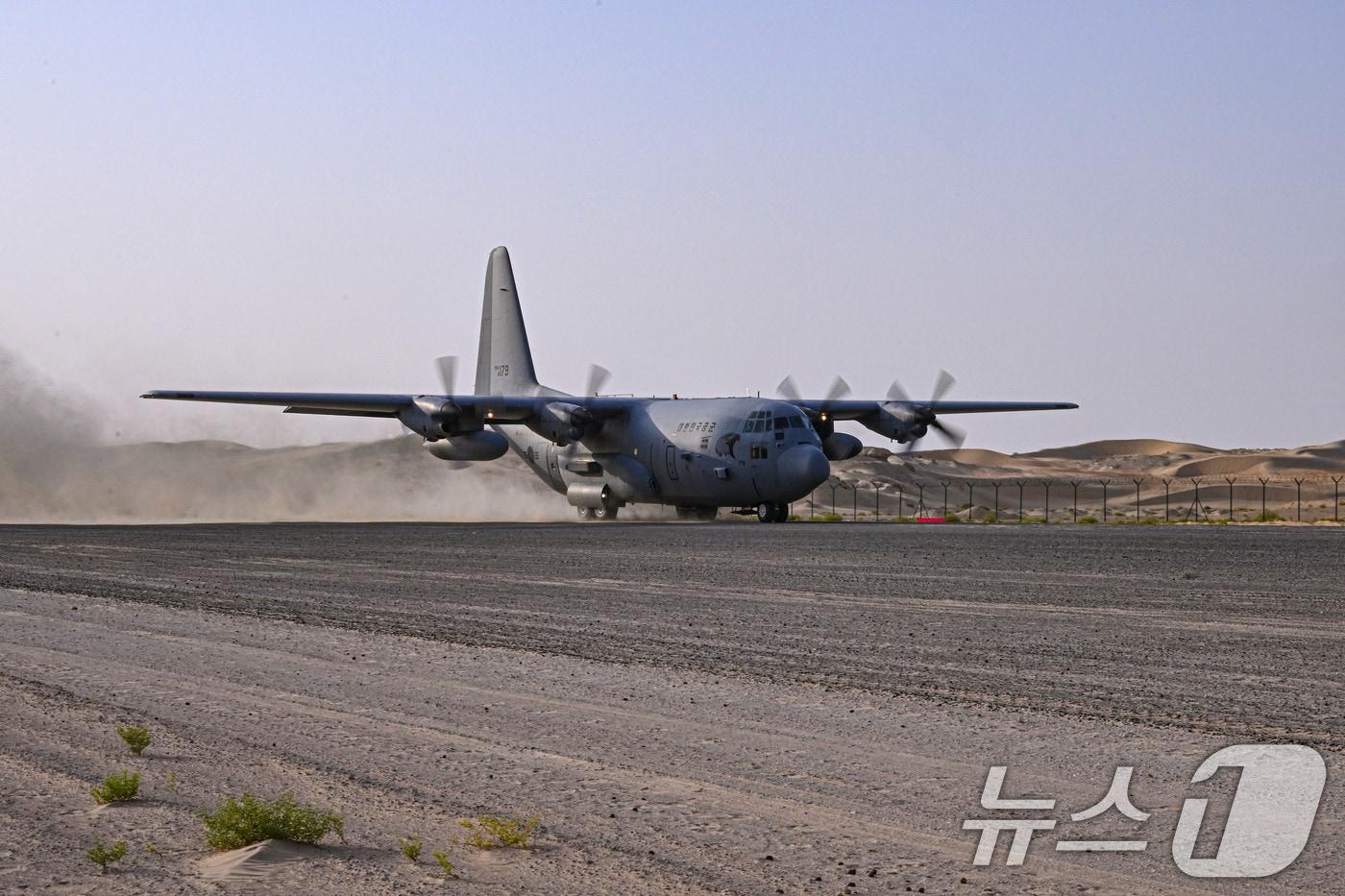  수송기 C-130H가 비포장 활주로에 착륙하고 있다. (공군 제공. 재판매 및 DB 금지) 2025.4.25/뉴스1