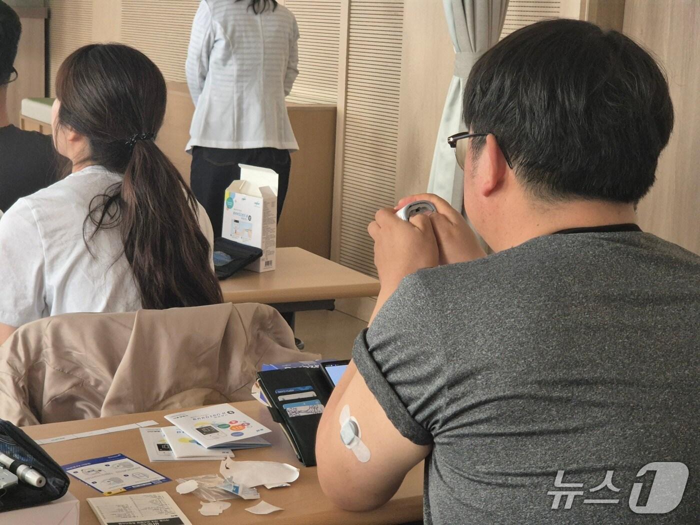 본문 이미지 - 충북 진천군 보건소 연속혈당측정기 사업 교육 모습.(진천군 제공)/뉴스1