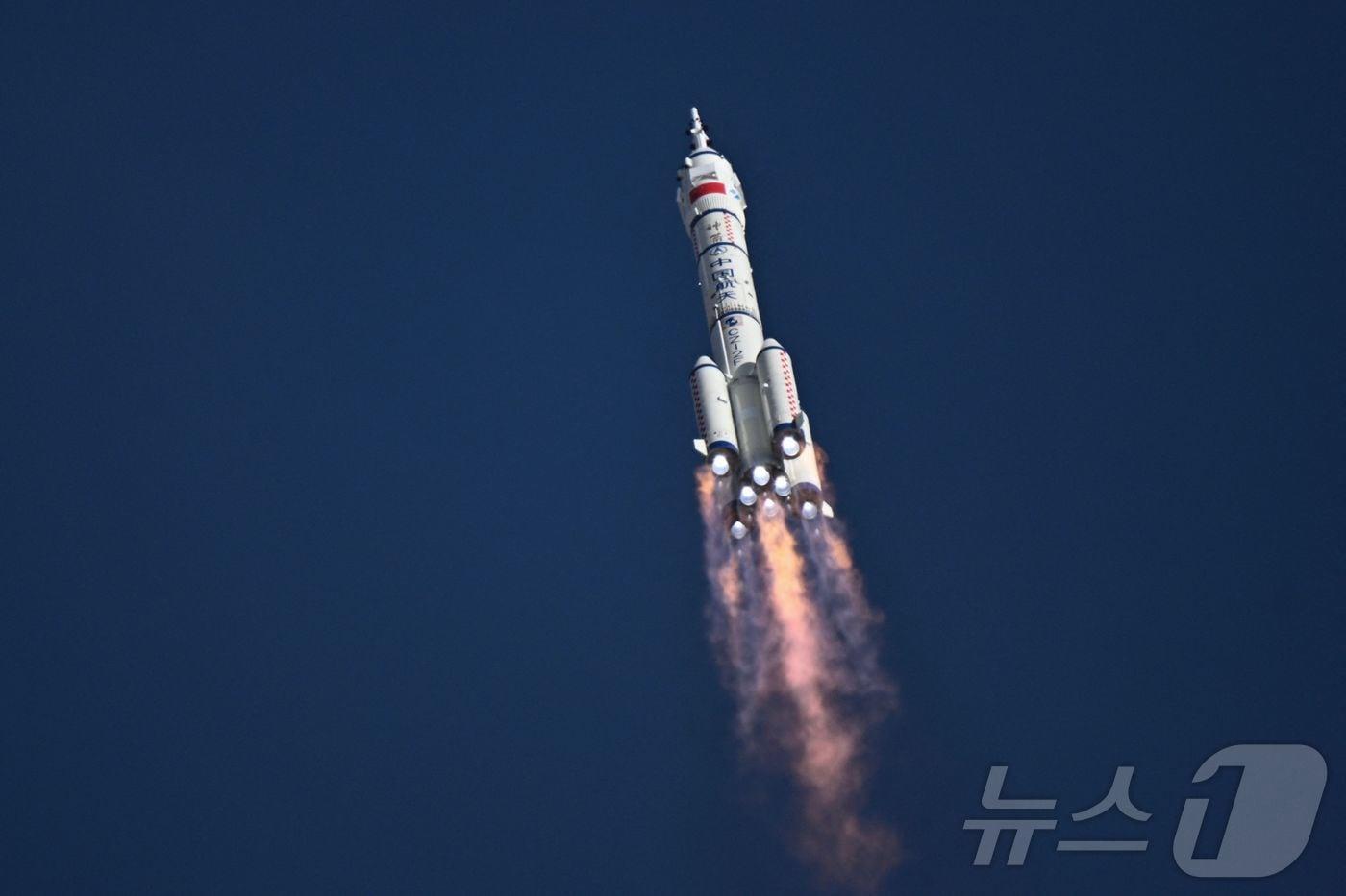 중국 창정-2F 로켓에 실린 유인 우주선 선저우 20호. ⓒ AFP=뉴스1 ⓒ News1 우동명 기자