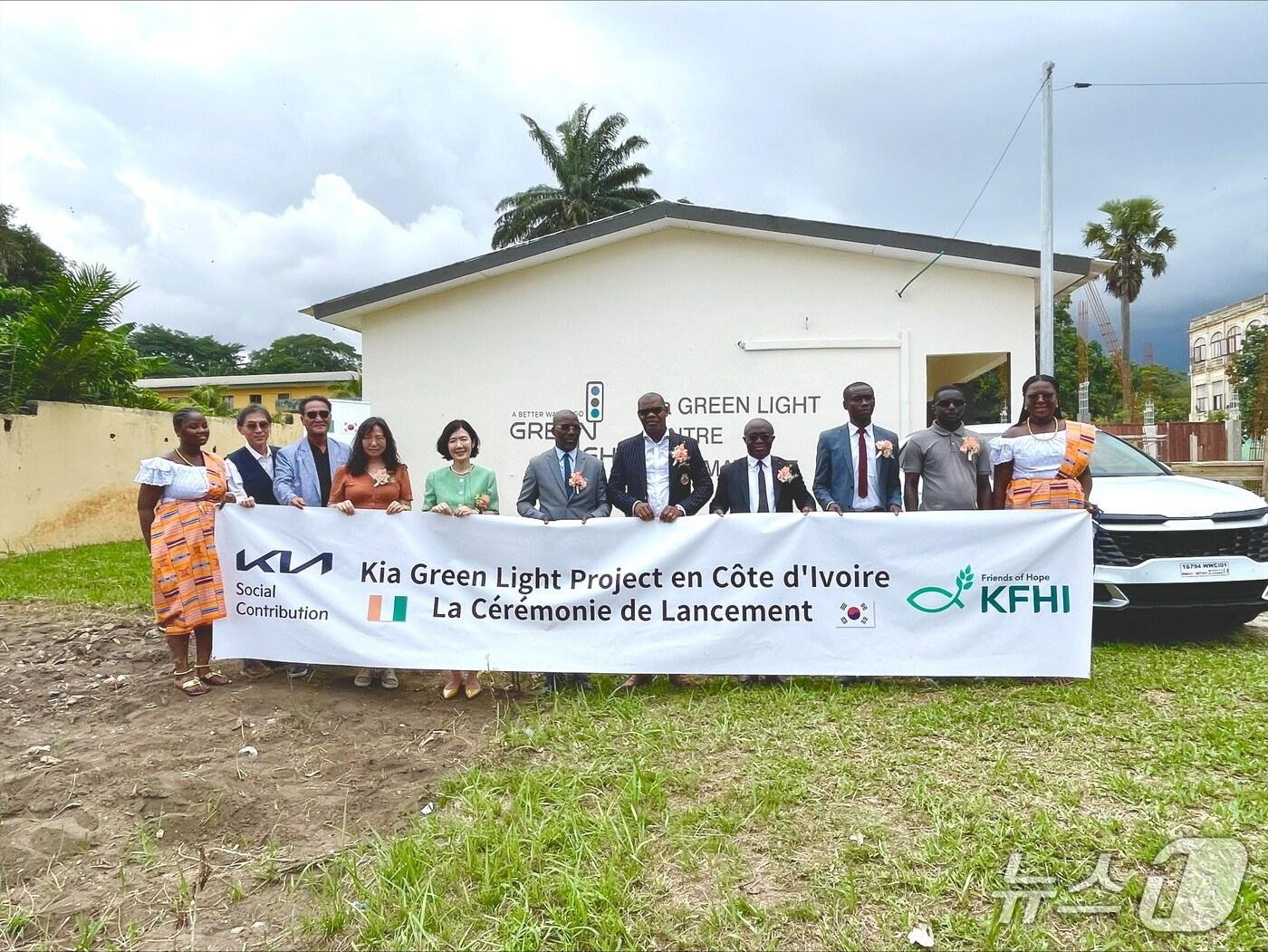 본문 이미지 - 기아가 그린라이트 프로젝트를 통해 아프리카 코트디부아르에 지역 청년들을 위한 IT 교육센터를 열었다. (왼쪽 두 번째부터) 박광우 기아대책 코트디부아르 컨트리 디렉터, 문경주 코트디부아르 한인회 회장, 전수진 주 코트디부아르 대한민국 대사관 영사, 이은주 기아 지속가능경영 팀장, 브로바 비 다니엘 벤제르빌 부시장, 무싸 댜라수바 여성가족아동부 장관 비서실장, 레그레 마르셀 벤제르빌 오르뺄리나 학교장, 쟈 응고라 파트리스 베띠에 시장 대리인, 베씨에 바들레 보드리 베띠에 지역구 국회의원 대리인 등이 기념 촬영을 하는 모습.(기아 제공) 