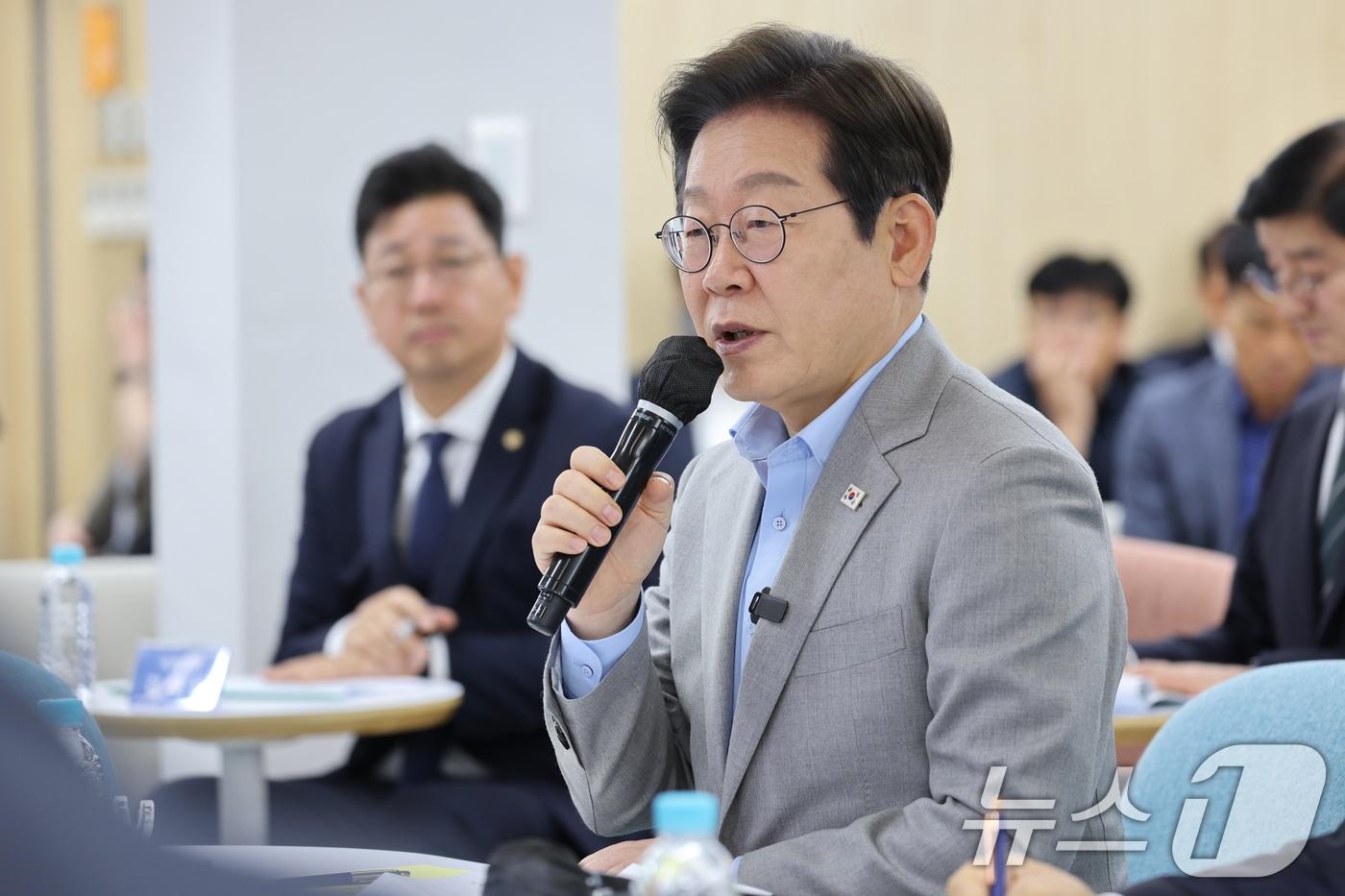 이재명 더불어민주당 대선 경선 후보가 25일 전남농업기술원 청년창농타운을 찾아 김영록 전남도지사, 김행란 전남도 농업기술원장, 청년농업인 등과 농업과학기술진흥 간담회를 하고 있다. 2025.4.25/뉴스1 ⓒ News1 김태성 기자