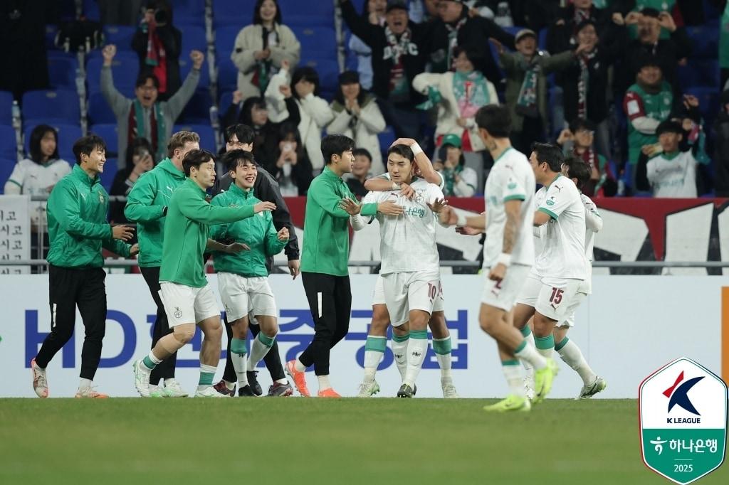 본문 이미지 - 화끈한 공격력을 앞세워 리그 선두를 달리고 있는 대전하나시티즌 (한국프로축구연맹 제공)