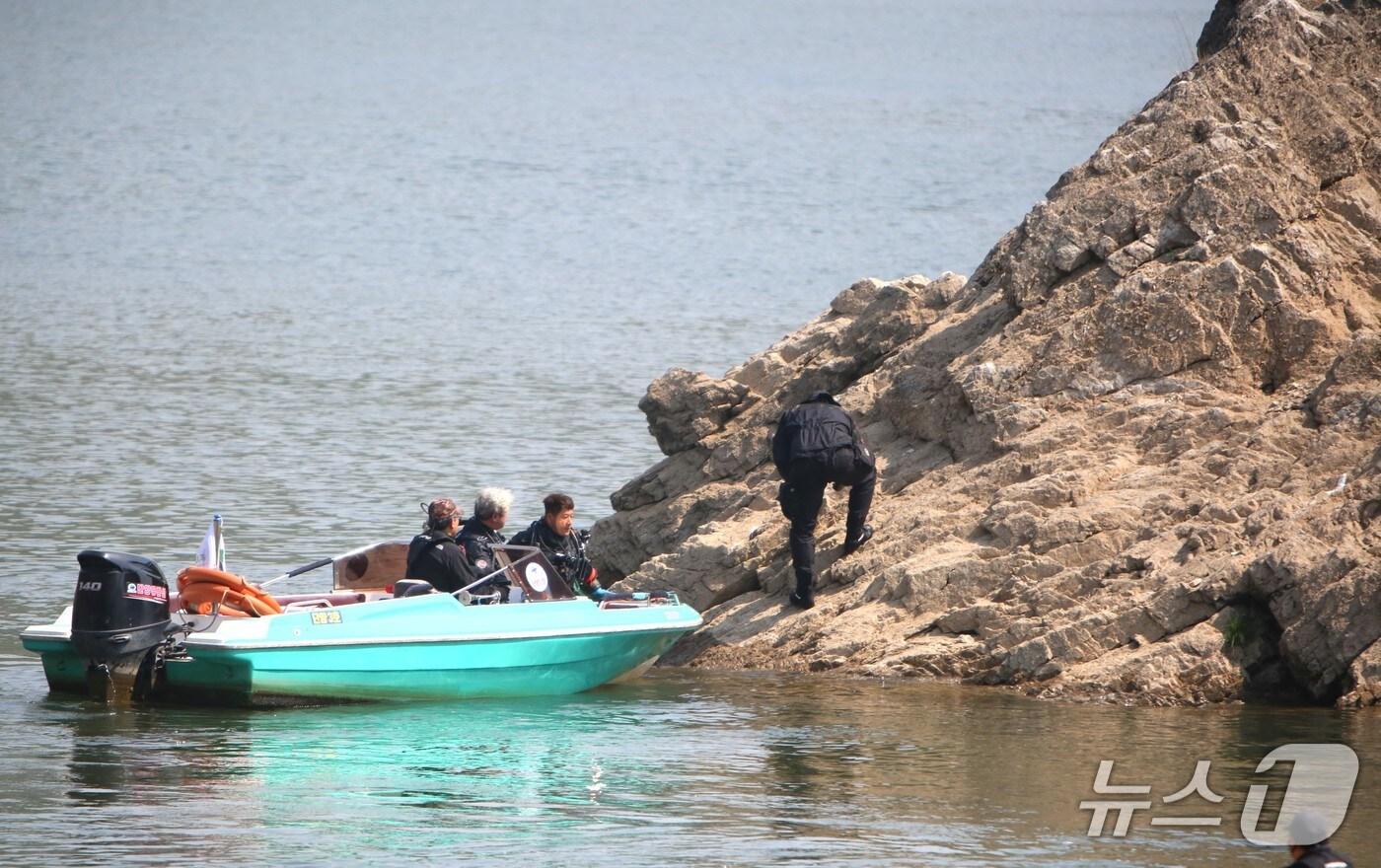  김 련 한국동굴연구소 박사가 단양 도담삼봉 외형을 살펴보고 있다.2025.4.25./뉴스1 ⓒ News1 손도언 기자
