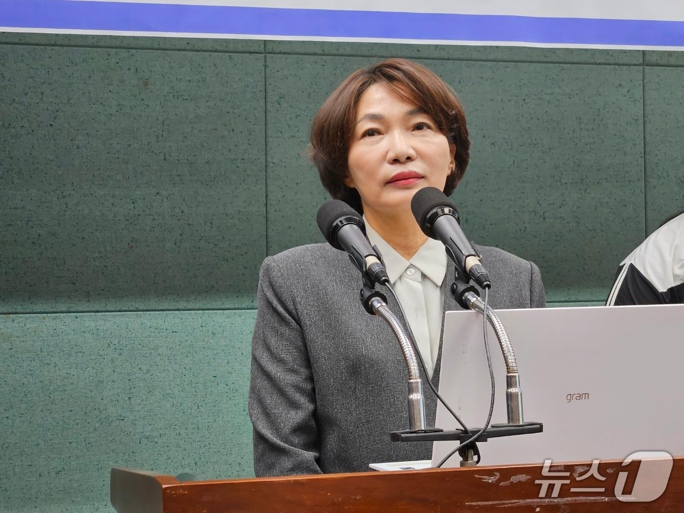 본문 이미지 - 25일 서미화 더불어민주당 국회의원이 전북자치도 브리핑룸에서 기자회견을 하고 있다.2025.4.25/뉴스1