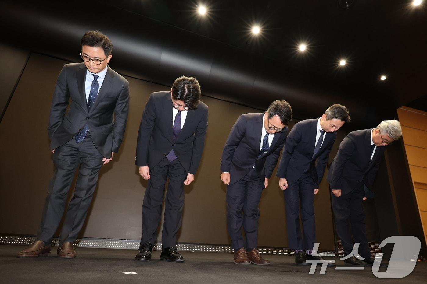 유영상 SK텔레콤 대표이사를 비롯한 임원들이 25일 서울 중구 SKT타워에서 SK텔레콤 이용자 유심&#40;USIM&#41; 정보가 해커 공격으로 유출된 것과 관련해 고개 숙여 사과하고 있다. 2025.4.25/뉴스1 ⓒ News1 이동해 기자