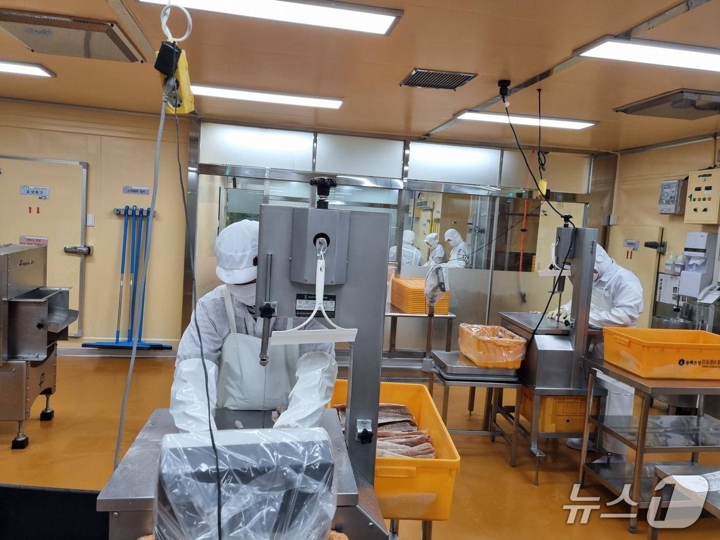 본문 이미지 - 경기 수원시 학교급식 식자재 공동구매 업체 불시 점검. (수원시 제공. 재판매 및 DB 금지) 2025.4.25/뉴스1 