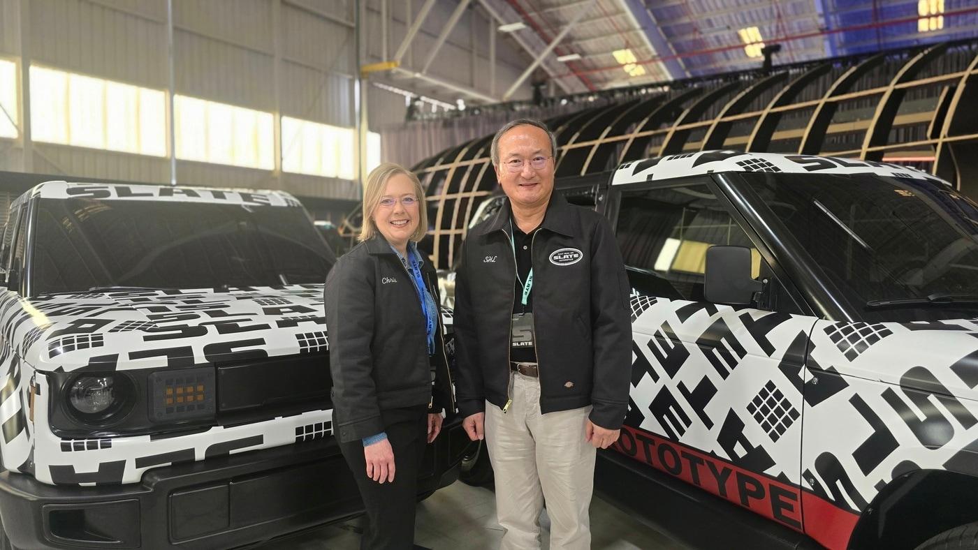 이석희 SK온 대표이사 사장(오른쪽)과 크리스 바먼 슬레이트 CEO 기념 촬영(SK온 제공)