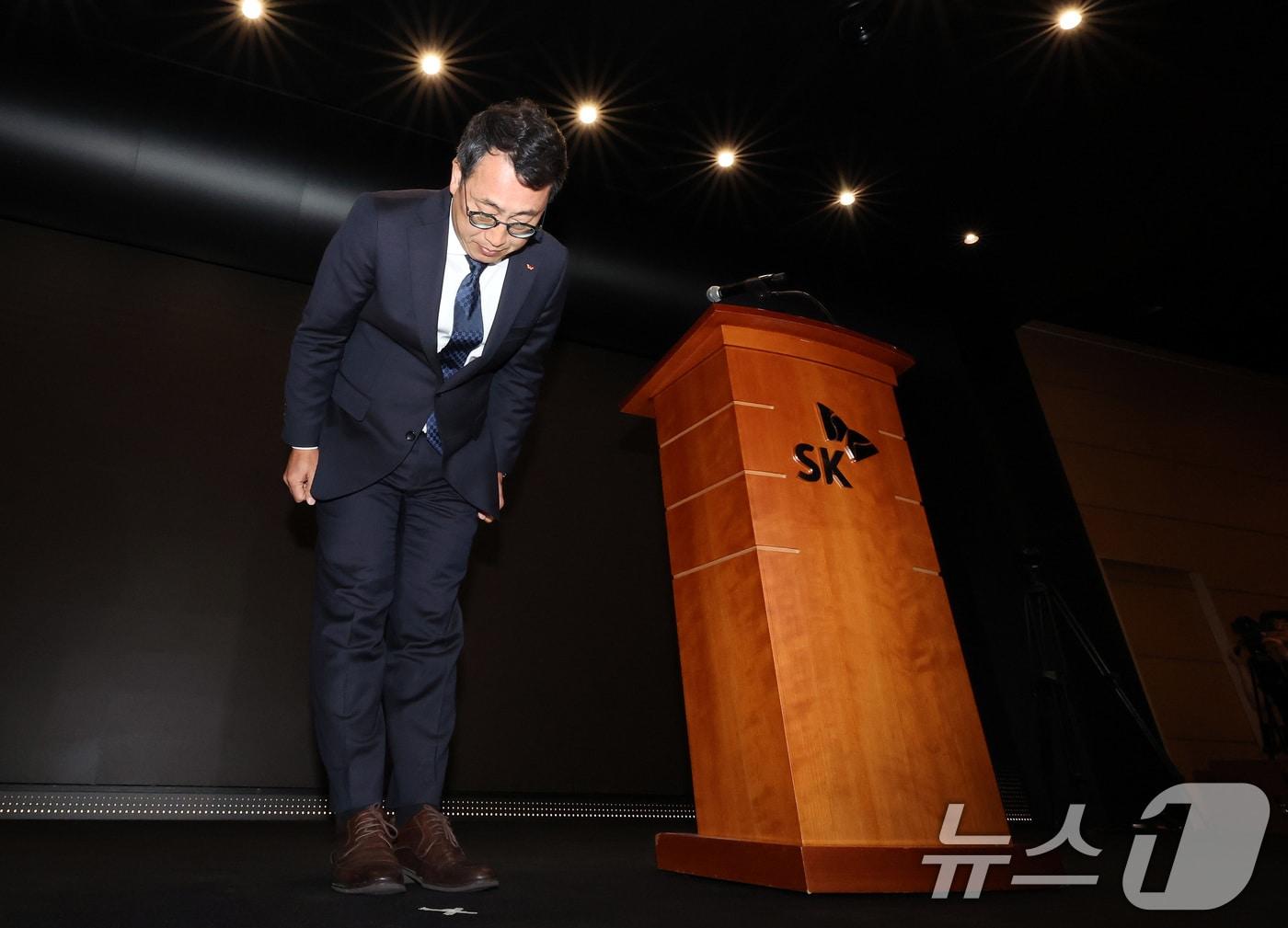 본문 이미지 - 유영상 SK텔레콤 대표이사가 25일 서울 중구 SKT타워에서 고객 정보 보호조치 강화 설명회를 열고 SK텔레콤 이용자 유심(USIM) 정보 해킹에 대해 고개 숙여 사과하고 있다. 2025.4.25/뉴스1 ⓒ News1 이동해 기자