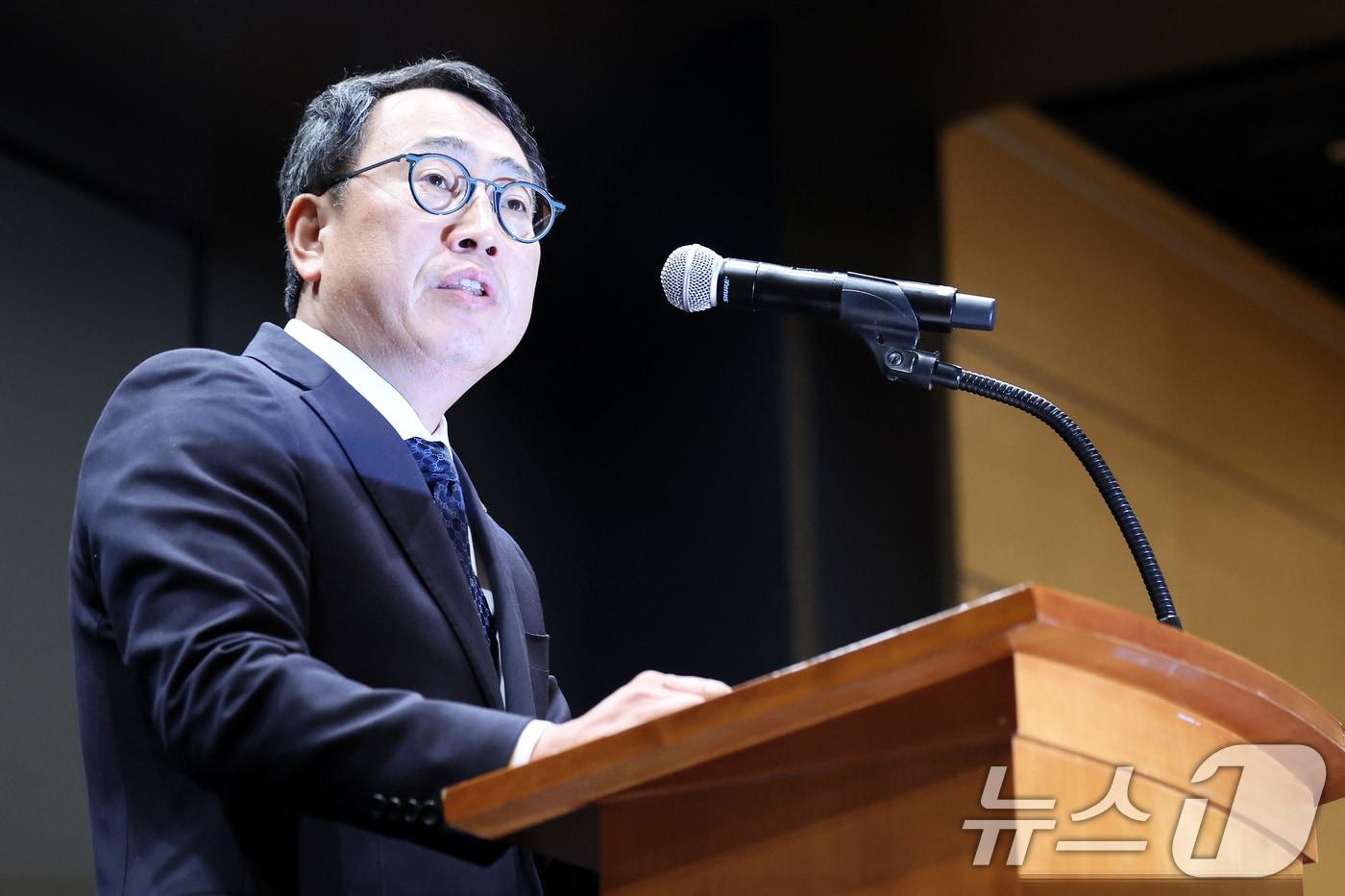 유영상 SK텔레콤 대표이사가 25일 서울 중구 SKT타워에서 고객 정보 보호조치 강화 설명회를 열고 SK텔레콤 이용자 유심(USIM) 정보 해킹 사고와 관련해 사과하고 있다. 2025.4.25/뉴스1 ⓒ News1 이동해 기자