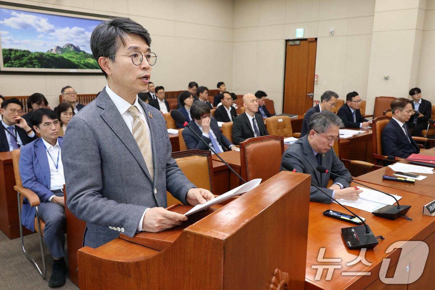 본문 이미지 - 김완섭 환경부장관이 서울 여의도 국회에서 열린 환경노동위원회 전체회의에 출석해 인사말을 하고 있다. 2025.4.25/뉴스1 ⓒ News1 이광호 기자