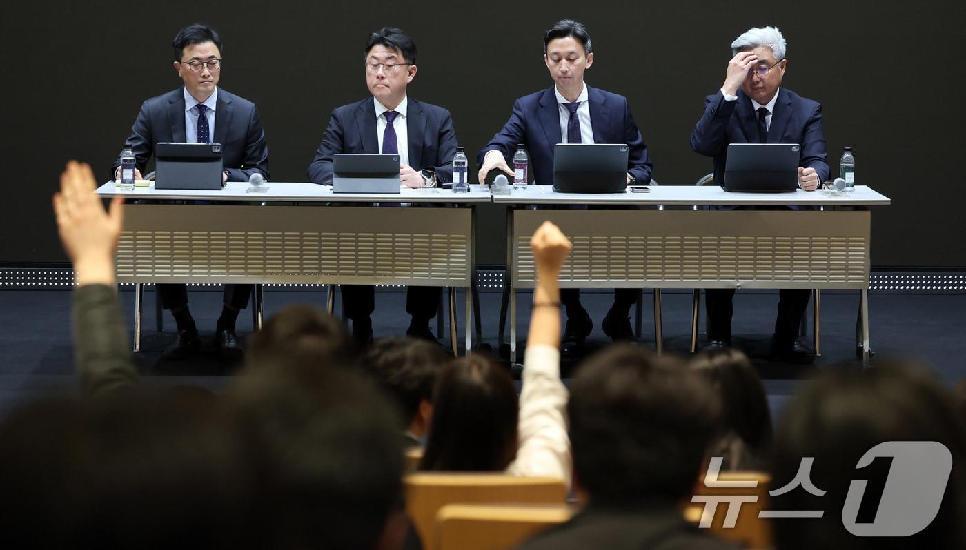 SK텔레콤 임직원들이 25일 서울 중구 SKT타워에서 고객 정보 보호조치 강화 설명회를 열고 SK텔레콤 이용자 유심(USIM) 정보 해킹 사고와 관련해 기자들 질문을 받고 있다. 왼쪽부터 이종훈 Infra 전략본부장, 홍승태 고객가치혁신실장, 배병찬 MNO AT본부장, 윤재웅 마케팅전략본부장. 2025.4.25/뉴스1 ⓒ News1 이동해 기자