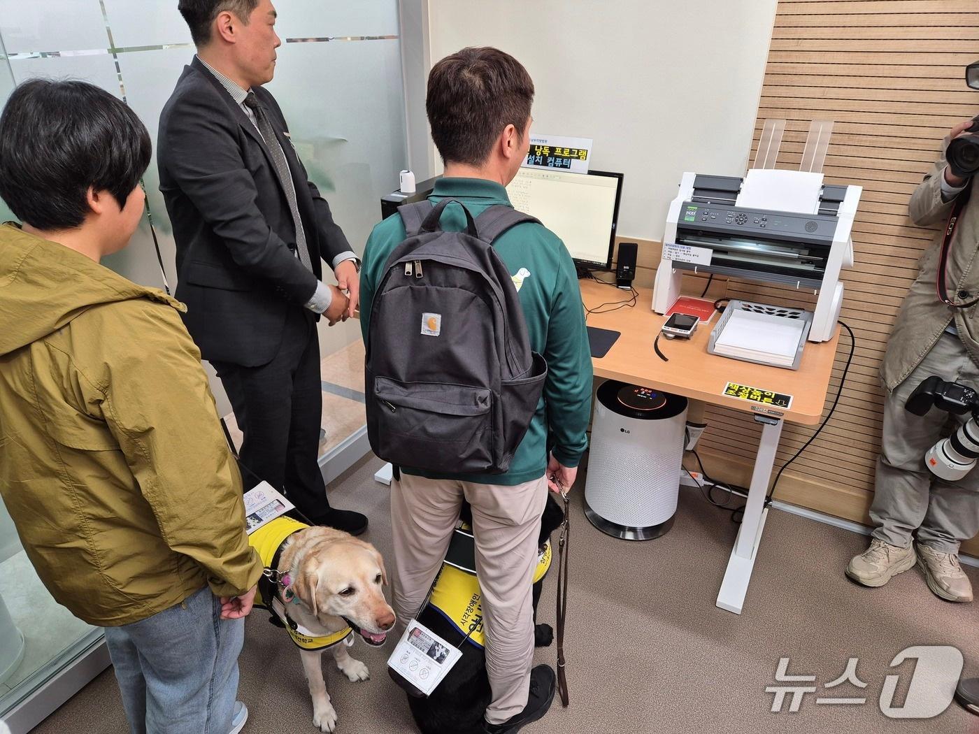 본문 이미지 - 시각장애인이 25일 서울남부지법 사법접근센터에서 점자프린터를 이용하는 모습. 2025.4.25/뉴스1 ⓒ News1 신윤하 기자
