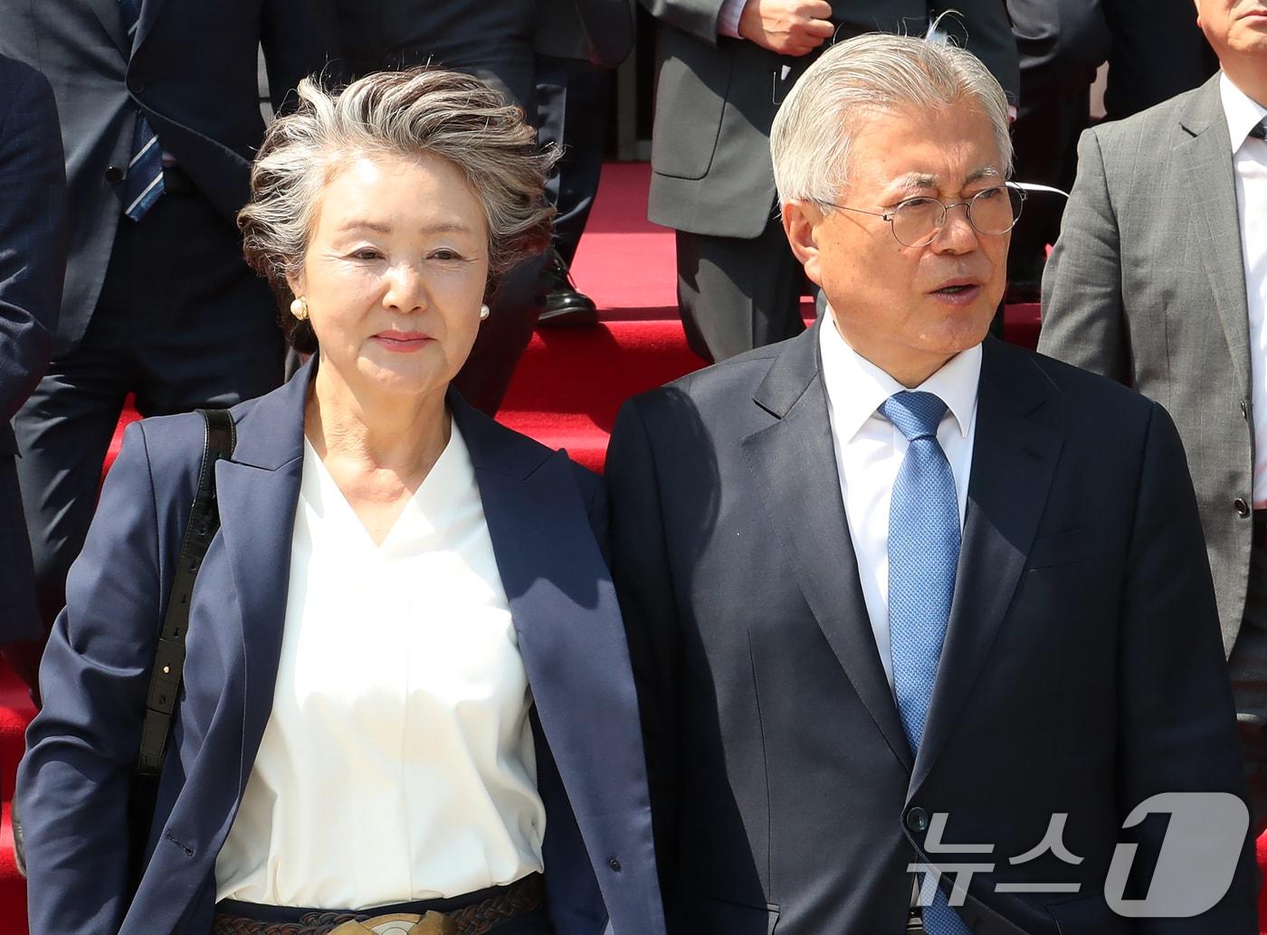 본문 이미지 - 문재인 전 대통령과 김정숙 여사. 2025.4.25/뉴스1 ⓒ News1 국회사진취재단