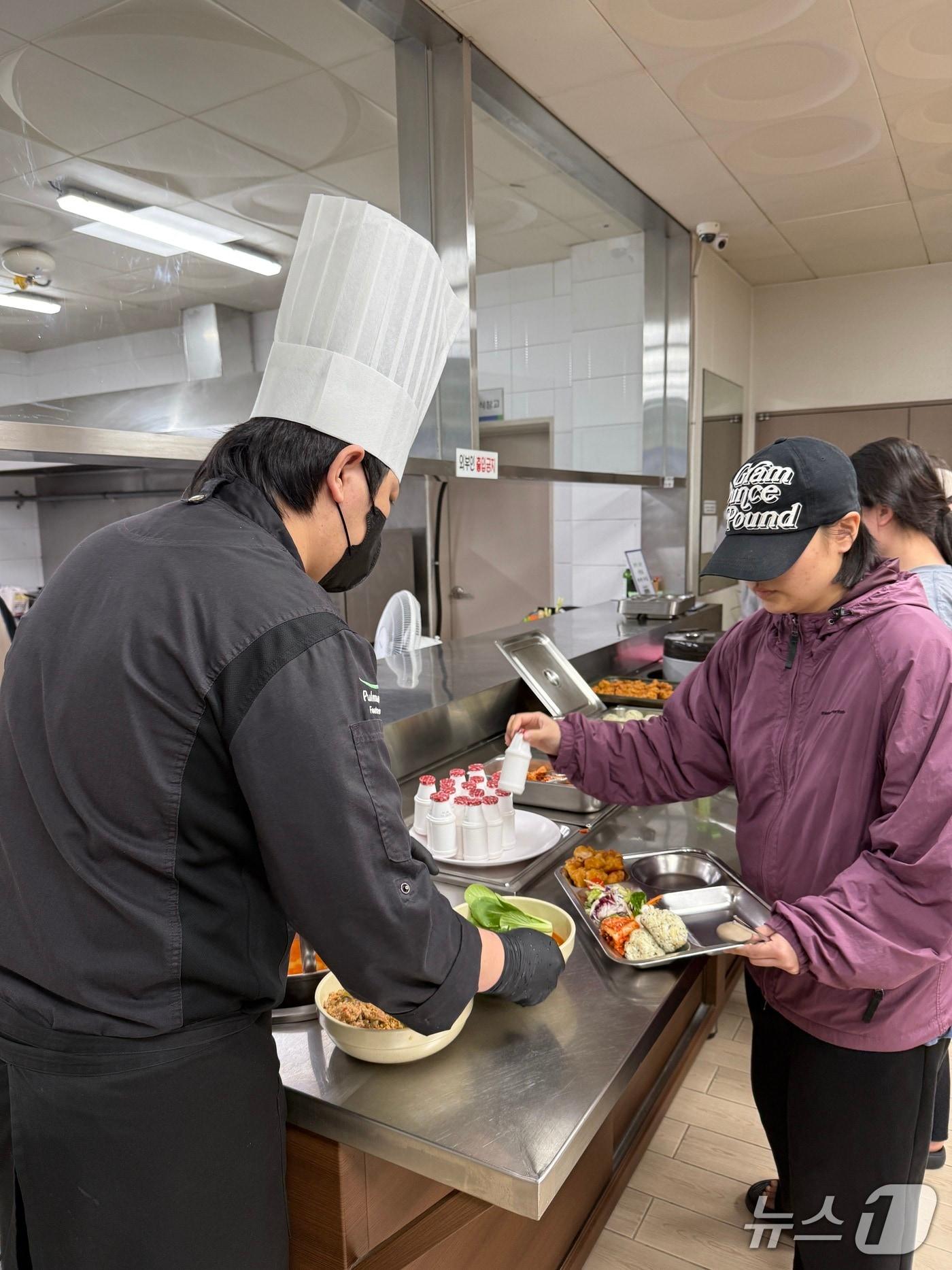 본문 이미지 - 진안장학숙이 입사생들을 위해 전문 셰프를 초청, ‘특식 이벤트’를 열고 바쁜 학업에 지친 학생들에게 추억과 힐링의 시간을 선사했다.(진안군제공. 재판매 및 DB금지)2025.4.25/뉴스1