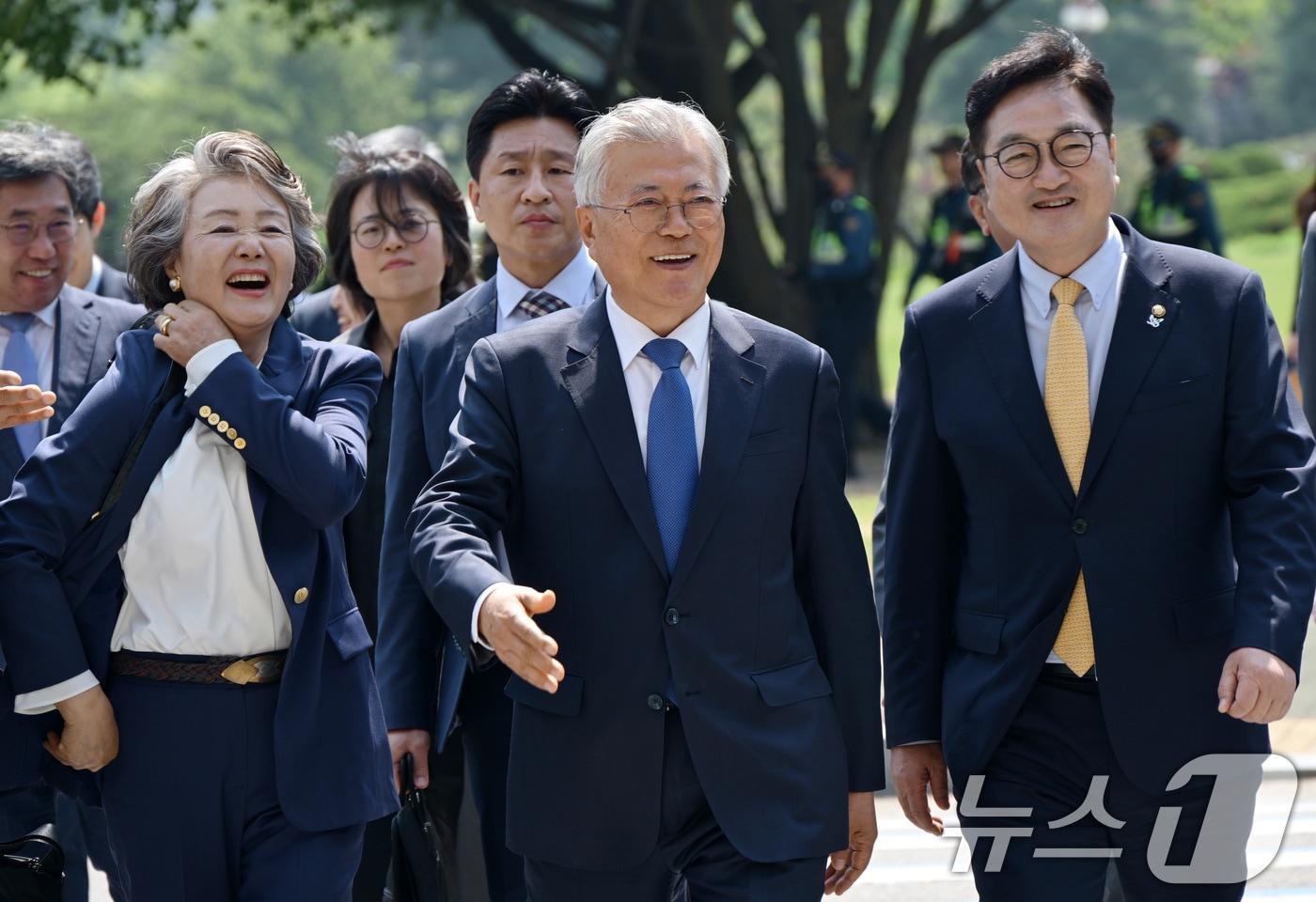 문재인 전 대통령과 김정숙 여사, 우원식 국회의장이 25일 오후 서울 여의도 국회에서 4·27 판문점선언 7주년 기념식에 참석하기 위해 도서관으로 향하고 있다. (공동취재) 2025.4.25/뉴스1 ⓒ News1 안은나 기자