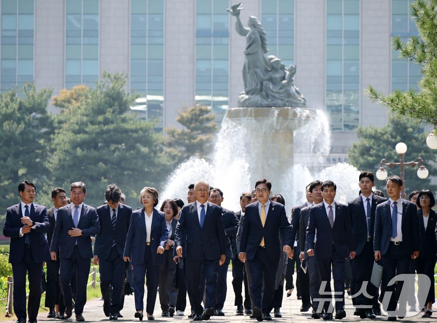 본문 이미지 - 문재인 전 대통령과 김정숙 여사, 우원식 국회의장이 25일 오후 서울 여의도 국회에서 4·27 판문점선언 7주년 기념식에 참석하기 위해 도서관으로 향하고 있다. (공동취재) 2025.4.25/뉴스1 ⓒ News1 안은나 기자