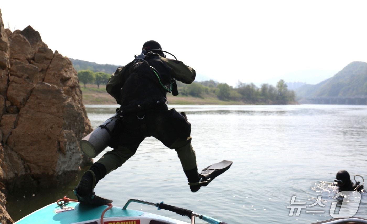 박재석 수중지질 조사팀 잠수사가 단양 도담삼봉을 조사하기 위해 물속으로 뛰어들고 있다.2025.4.25./뉴스1 ⓒ News1 손도언 기자 
