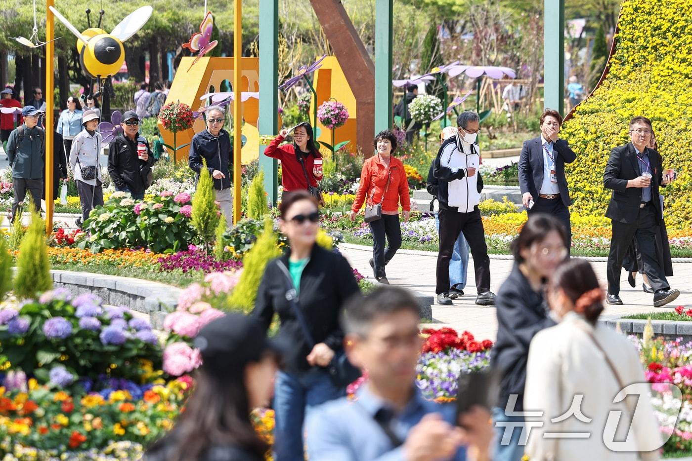 25일 오후 경기 고양시 일산동구 일산호수공원에서 열린 '2025 고양 국제꽃박람회'를 찾은 시민들이 봄나들이를 즐기고 있다. 다음달 11일까지 열리는 이번 박람회는 28만㎡ 규모의 호수공원 실내·야외 전시장에 약 1억 송이 꽃의 향연이 펼쳐진다. 2025.4.25/뉴스1 ⓒ News1 민경석 기자