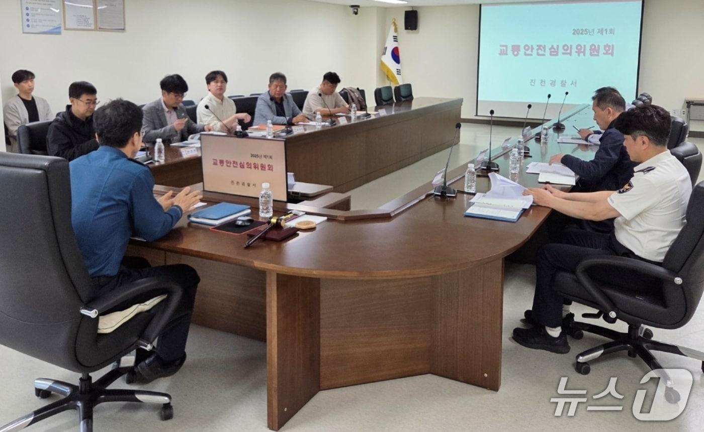 충북 진천경찰서가 25일 2025년도 1회 교통안전심의위원회를 개최하고 있다.(진천경찰서 제공)/뉴스1