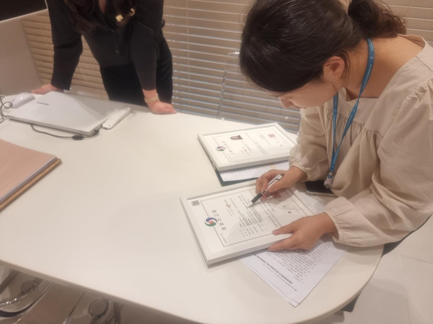 본문 이미지 - 공중위생업소 단속 모습.(충북도 제공. 재판매 및 DB금지)/뉴스1