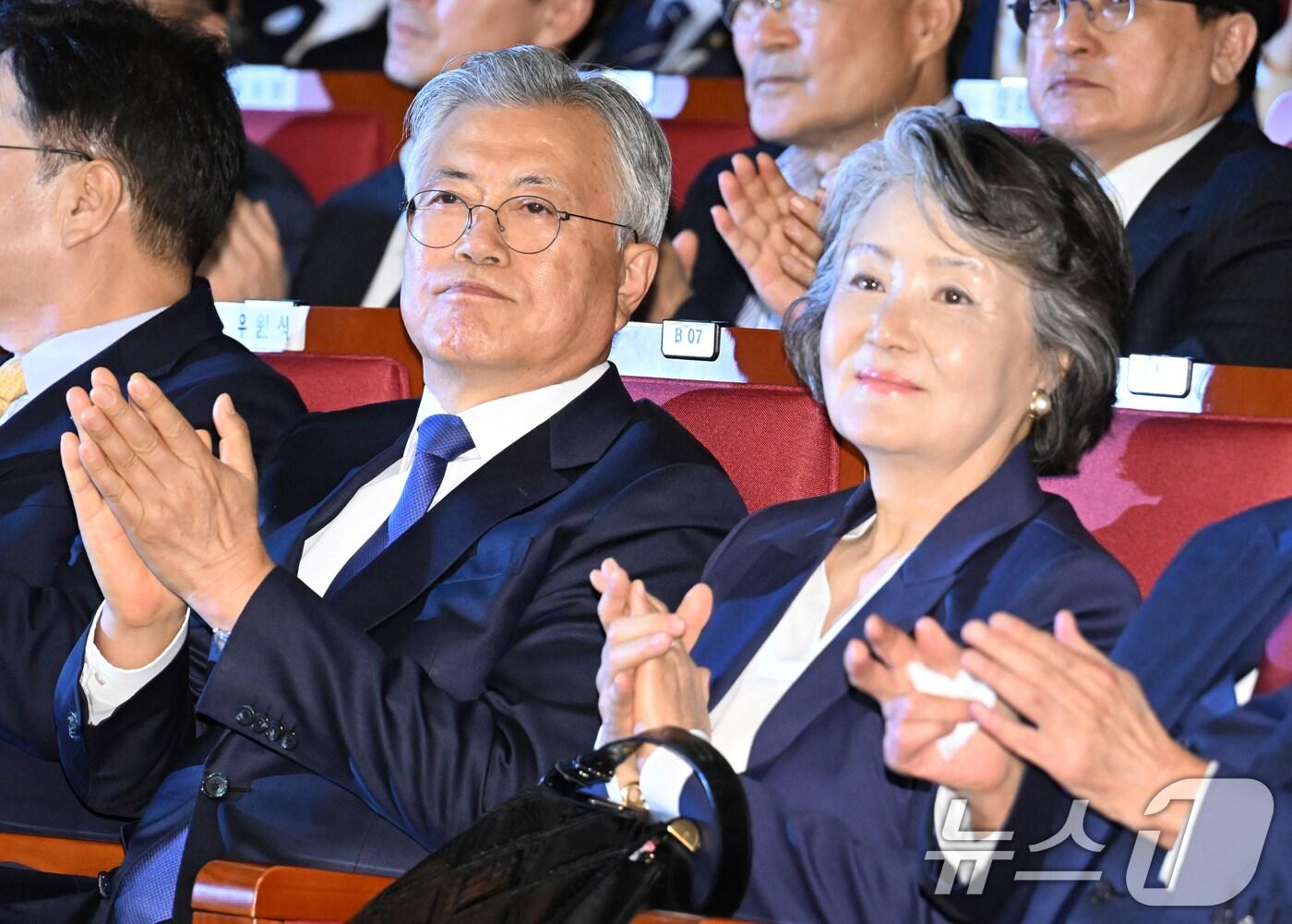 본문 이미지 - 문재인 전 대통령과 김정숙 여사가 4월 25일 서울 여의도 국회도서관에서 열린 4·27 판문점선언 7주년 기념식에 참석해 손뼉치고 있다. (공동취재) 2025.4.25/뉴스1 ⓒ News1 안은나 기자
