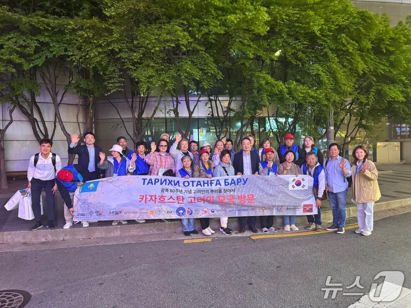 본문 이미지 - 한국을 찾은 카자흐스탄 고려인 동포.(재외동포청 제공)