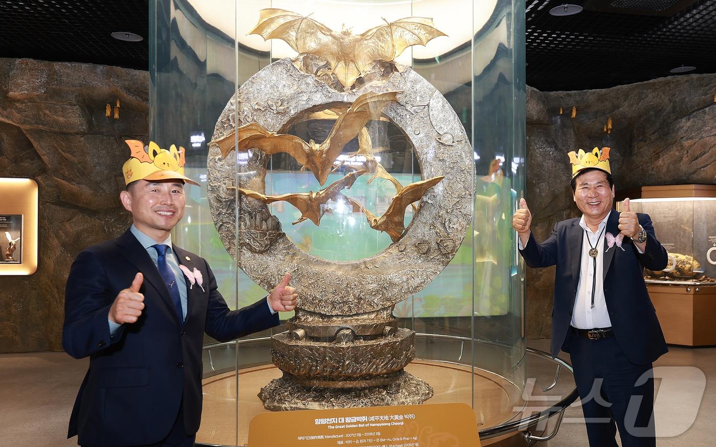 이상익 전남 함평군수&#40;오른쪽&#41;가 25일 제27회 함평나비대축제 개최를 맞아 황금박쥐 캐릭터인 ‘황박이’모자를 쓰고 방문하고 있다.&#40;함평군 제공. 재배포 및 DB 금지&#41;