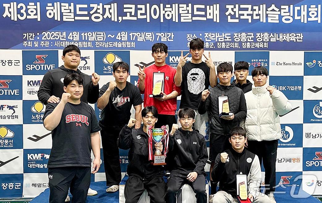 본문 이미지 - 제3회 헤럴드경제·코리아헤럴드배 전국레슬링대회에서 종합우승을 차지한 영남대 레슬링부. (영남대 제공)