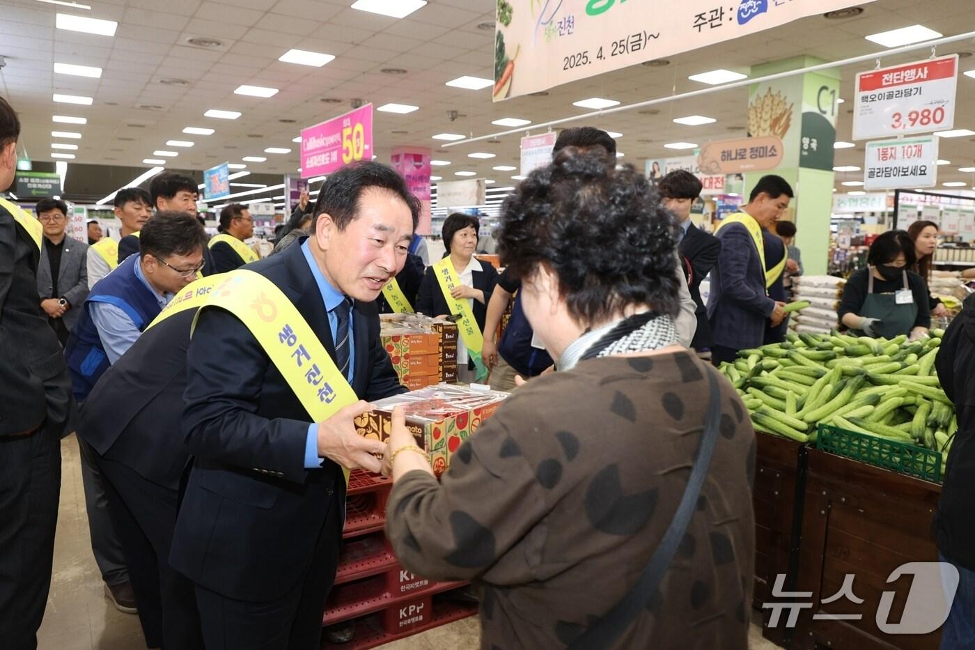 25일 하나로마트 청주점에서열린 생거진천 오이·방울토마토 특별 판촉 행사에서 송기섭 진천군수가  판매활동을 하고 있다.(진천군 제공)/뉴스1
